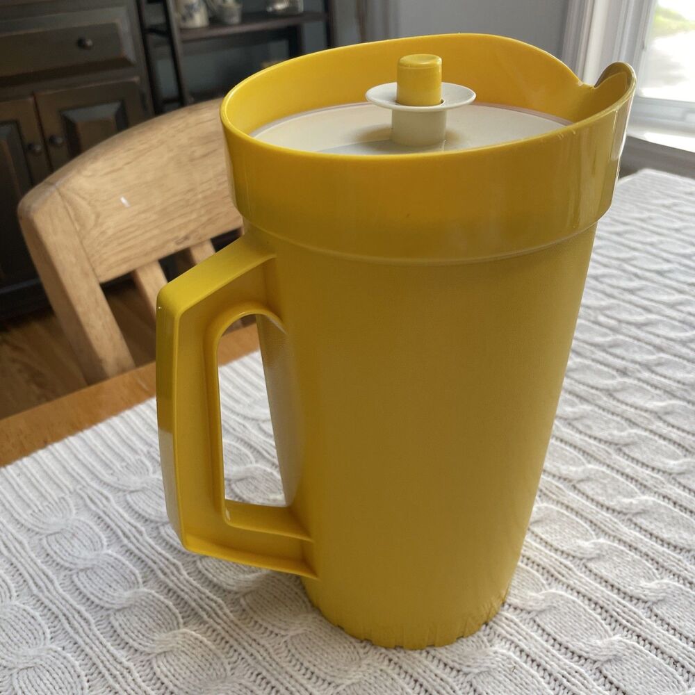 Vintage Harvest Yellow Pitcher Tupperware 2 Quart 800-12 Harvest with Lid